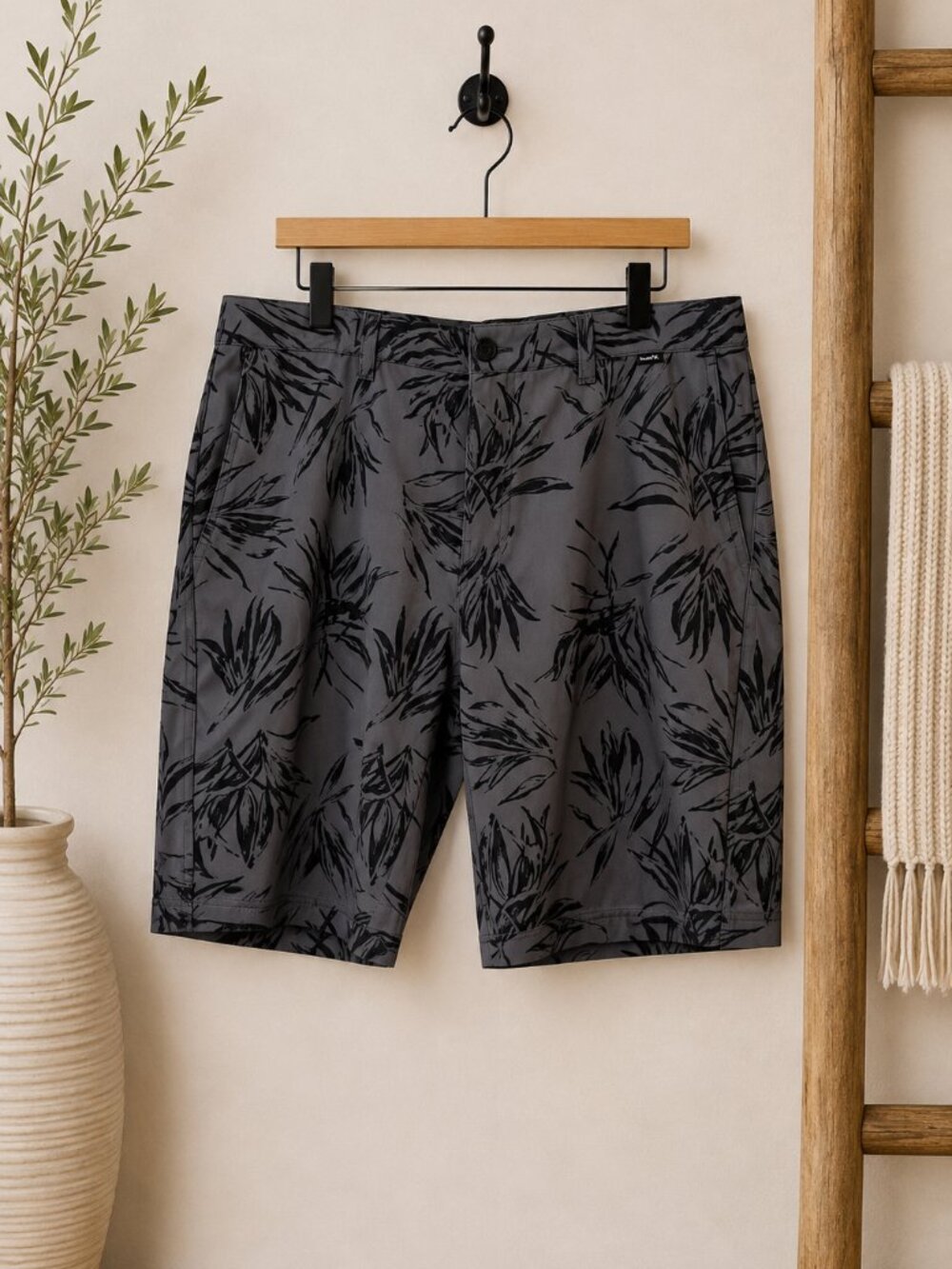 TravisMathew You Won’t Men’s Gray Floral Golf Shorts Size 40 NWT